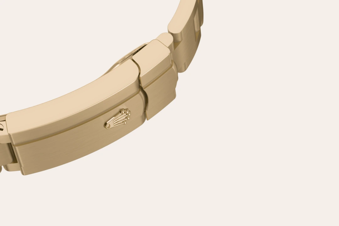 Rolex Oyster Perpetual 34 in yellow gold with a Black dial, domed  bezel, and Oyster bracelet, m124208-0001 - Goldfinger