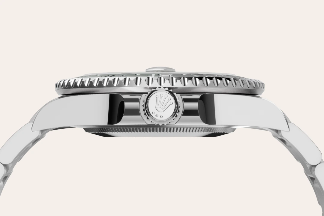 Rolex GMT-Master II in Oystersteel with a black dial, bidirectional rotatable 24-hour graduated bezel, and Oyster bracelet, m126720vtnr-0001 - Goldfinger