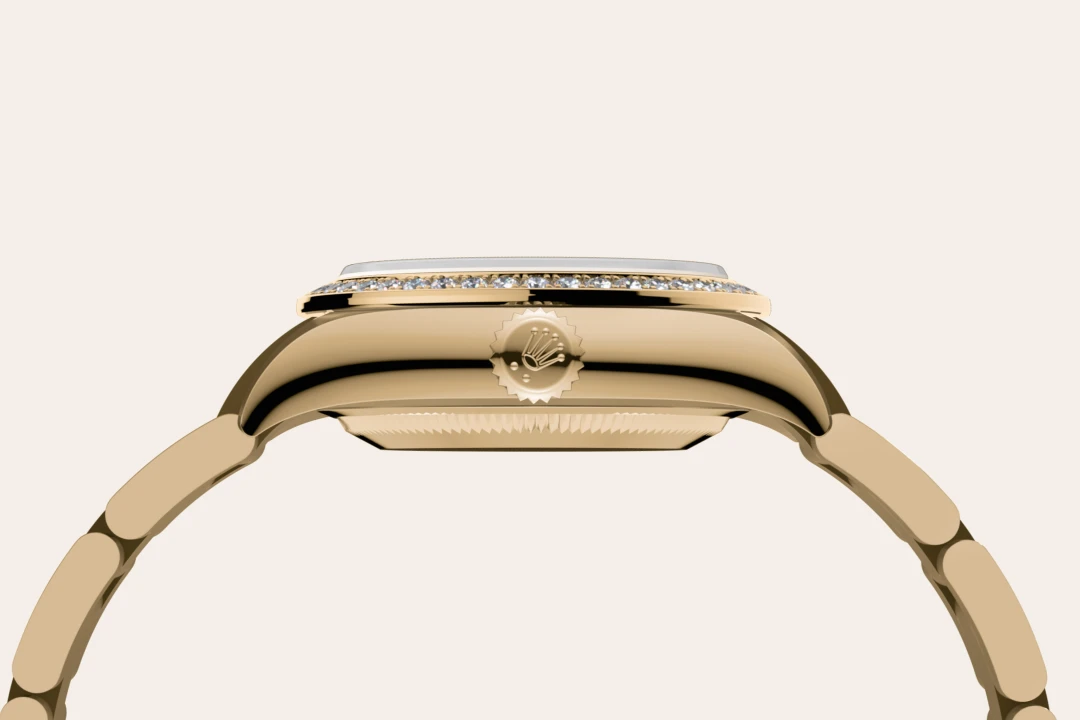 Rolex Oyster Perpetual 28 en or jaune et diamants, cadran Nacre blanche, serti de diamants et bracelet Oyster, m276248rbr-0002 - Goldfinger